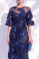 Laden Sie das Bild in den Galerie-Viewer, Marineblaues Meerjungfrauen Rüschen Geblümtem Langes Mutter der Braut Kleid mit halbärmeligen Flügeln