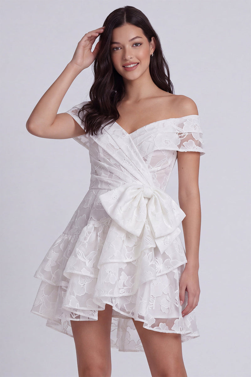 Laden Sie das Bild in den Galerie-Viewer, Off-the-shoulder Elfenbein Gestuftes Geblümtes Mini Standesamt Kleid mit Schleife