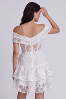 Laden Sie das Bild in den Galerie-Viewer, Off-the-shoulder Elfenbein Gestuftes Geblümtes Mini Standesamt Kleid mit Schleife