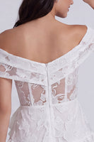 Laden Sie das Bild in den Galerie-Viewer, Off-the-shoulder Elfenbein Gestuftes Geblümtes Mini Standesamt Kleid mit Schleife