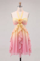 Laden Sie das Bild in den Galerie-Viewer, Gelbes und pinkes A-Linien-Chiffon mit Rüschen und Halterhals-Homecoming-Kleid mit 3D-Blume