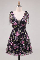 Laden Sie das Bild in den Galerie-Viewer, A-Linie schwarzes V-Ausschnitt Blumenpailletten-Homecoming-Kleid