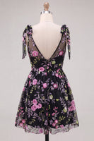 Laden Sie das Bild in den Galerie-Viewer, A-Linie schwarzes V-Ausschnitt Blumenpailletten-Homecoming-Kleid