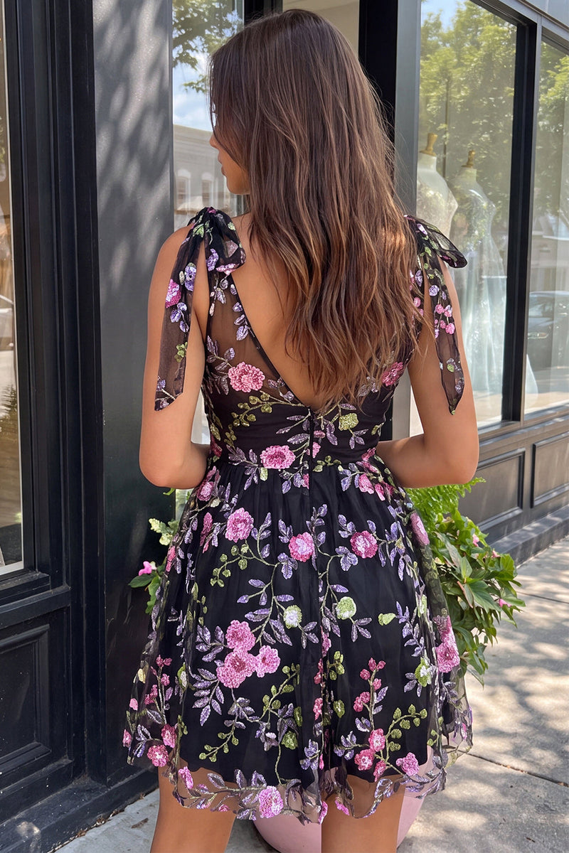 Laden Sie das Bild in den Galerie-Viewer, A-Linie schwarzes V-Ausschnitt Blumenpailletten-Homecoming-Kleid