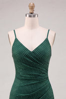 Laden Sie das Bild in den Galerie-Viewer, Dunkelgrünes Bodycon mit gerafften Spaghettiträgern und Perlen-Homecoming-Kleid mit Schlitz