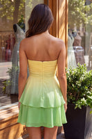 Laden Sie das Bild in den Galerie-Viewer, Gelbes und pinkes, trägerloses A-Linien-Raffen-Homecoming-Kleid mit Stufen und Chiffon