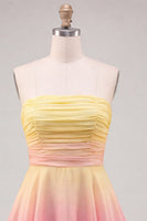 Laden Sie das Bild in den Galerie-Viewer, Gelbes und pinkes, trägerloses A-Linien-Raffen-Homecoming-Kleid mit Stufen und Chiffon