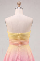 Laden Sie das Bild in den Galerie-Viewer, Gelbes und pinkes, trägerloses A-Linien-Raffen-Homecoming-Kleid mit Stufen und Chiffon