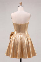 Laden Sie das Bild in den Galerie-Viewer, Goldenes metallisches Sweetheart A-Line-Homecoming-Kleid mit Schleife