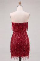 Laden Sie das Bild in den Galerie-Viewer, Trägerloses, burgunderrotes Bodycon mit Fransen und kurzem Homecoming-Kleid mit Pailletten