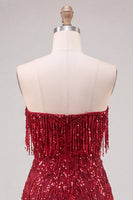 Laden Sie das Bild in den Galerie-Viewer, Trägerloses, burgunderrotes Bodycon mit Fransen und kurzem Homecoming-Kleid mit Pailletten