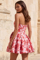 Laden Sie das Bild in den Galerie-Viewer, Rotes A-Line trägerloses Korsett Jacquard Blumen-Homecoming-Kleid mit Schleife
