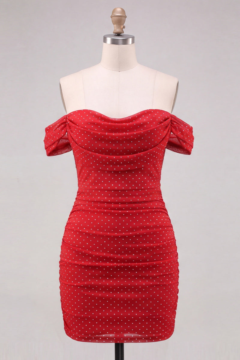 Laden Sie das Bild in den Galerie-Viewer, Schulterloses rotes gerafftes Bodycon-Strike-Kleidungsstück hinten, kurzes Homecoming-Kleid