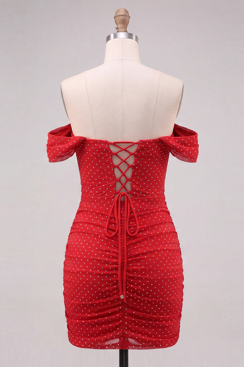 Laden Sie das Bild in den Galerie-Viewer, Schulterloses rotes gerafftes Bodycon-Strike-Kleidungsstück hinten, kurzes Homecoming-Kleid