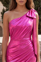 Laden Sie das Bild in den Galerie-Viewer, Rotes, einschulteriges, metallisches gerafftes, asymmetrisches kurzes Homecoming-Kleid mit Schleife