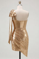 Laden Sie das Bild in den Galerie-Viewer, Rotes, einschulteriges, metallisches gerafftes, asymmetrisches kurzes Homecoming-Kleid mit Schleife