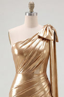Laden Sie das Bild in den Galerie-Viewer, Rotes, einschulteriges, metallisches gerafftes, asymmetrisches kurzes Homecoming-Kleid mit Schleife