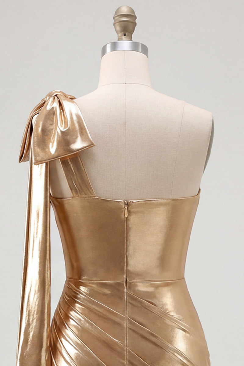 Laden Sie das Bild in den Galerie-Viewer, Rotes, einschulteriges, metallisches gerafftes, asymmetrisches kurzes Homecoming-Kleid mit Schleife