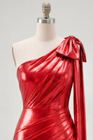 Laden Sie das Bild in den Galerie-Viewer, Rotes, einschulteriges, metallisches gerafftes, asymmetrisches kurzes Homecoming-Kleid mit Schleife