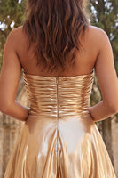 Laden Sie das Bild in den Galerie-Viewer, Trägerloses, metallisch-goldenes, gerafftes A-Line-Kurz-Homecoming-Kleid mit Rüschen