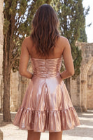 Laden Sie das Bild in den Galerie-Viewer, Trägerloses, metallisch-goldenes, gerafftes A-Line-Kurz-Homecoming-Kleid mit Rüschen