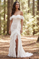 Laden Sie das Bild in den Galerie-Viewer, Off-the-shoulder Elfenbein Spitze Meerjungfrauen Langes Hochzeitskleid mit Rüschenschlitz
