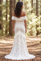 Laden Sie das Bild in den Galerie-Viewer, Off-the-shoulder Elfenbein Spitze Meerjungfrauen Langes Hochzeitskleid mit Rüschenschlitz