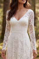 Laden Sie das Bild in den Galerie-Viewer, Ivory Spitze A-Line Langarmiges Hochzeitskleid mit Schlitz