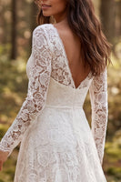 Laden Sie das Bild in den Galerie-Viewer, Ivory Spitze A-Line Langarmiges Hochzeitskleid mit Schlitz