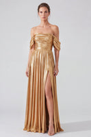 Laden Sie das Bild in den Galerie-Viewer, Schulterfreies Goldfarbenes Metallisches Gerafftes A-Linie Langes Festkleid mit Schlitz