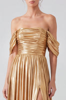 Laden Sie das Bild in den Galerie-Viewer, Schulterfreies Goldfarbenes Metallisches Gerafftes A-Linie Langes Festkleid mit Schlitz