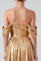 Laden Sie das Bild in den Galerie-Viewer, Schulterfreies Goldfarbenes Metallisches Gerafftes A-Linie Langes Festkleid mit Schlitz