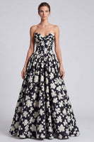 Laden Sie das Bild in den Galerie-Viewer, Schwarzes weißes Blumen A-Linie Sweetheart Korsett Langes Abschlussballkleid mit Schnürung auf dem Rücken