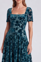 Laden Sie das Bild in den Galerie-Viewer, Pfauenblaues Quadratisches Samt Langes Festliches Kleid mit kurzen Ärmeln