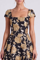 Laden Sie das Bild in den Galerie-Viewer, Schwarz-Gold Blumen A-Linie Quadrathals Langes Festkleid mit Mützenärmeln