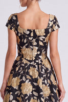 Laden Sie das Bild in den Galerie-Viewer, Schwarz-Gold Blumen A-Linie Quadrathals Langes Festkleid mit Mützenärmeln