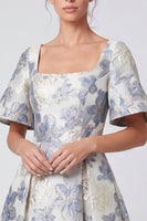 Laden Sie das Bild in den Galerie-Viewer, A-Linie Staubiges blaues Jacquard Quadrathals Maxikleid mit kurzen Ärmeln