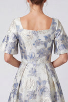 Laden Sie das Bild in den Galerie-Viewer, A-Linie Staubiges blaues Jacquard Quadrathals Maxikleid mit kurzen Ärmeln