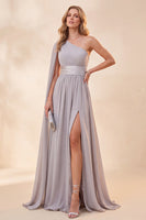 Laden Sie das Bild in den Galerie-Viewer, Einschulteriges Hellgraues A-Linie Chiffon Maxi-Kleid mit Schlitz