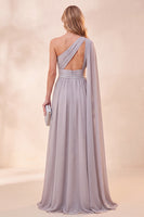 Laden Sie das Bild in den Galerie-Viewer, Einschulteriges Hellgraues A-Linie Chiffon Maxi-Kleid mit Schlitz