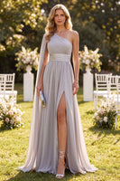 Laden Sie das Bild in den Galerie-Viewer, Einschulteriges Hellgraues A-Linie Chiffon Maxi-Kleid mit Schlitz