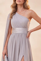 Laden Sie das Bild in den Galerie-Viewer, Einschulteriges Hellgraues A-Linie Chiffon Maxi-Kleid mit Schlitz