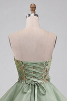 Laden Sie das Bild in den Galerie-Viewer, Staubiges Salbei Trägerloses A-Linie Korsett mit Schnürung hinten Pailletten Kurzes Abendkleid mit 3D-Blumen