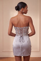 Laden Sie das Bild in den Galerie-Viewer, Graues Trägerloses Florales Transparentes Korsett Gerafftes Satin Kurzes Abendkleid mit Schnürung