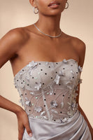 Laden Sie das Bild in den Galerie-Viewer, Graues Trägerloses Florales Transparentes Korsett Gerafftes Satin Kurzes Abendkleid mit Schnürung