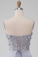 Laden Sie das Bild in den Galerie-Viewer, Graues Trägerloses Florales Transparentes Korsett Gerafftes Satin Kurzes Abendkleid mit Schnürung