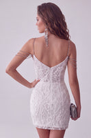 Laden Sie das Bild in den Galerie-Viewer, Weißes Schulterfreies Perlenbesetztes Bodycon Kurzes Abendkleid mit Strasssteinen