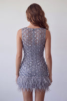 Laden Sie das Bild in den Galerie-Viewer, Staubiges lavendelfarbenes Rundhals-Bodycon-Kurzblumen-Homecoming-Kleid mit Feder