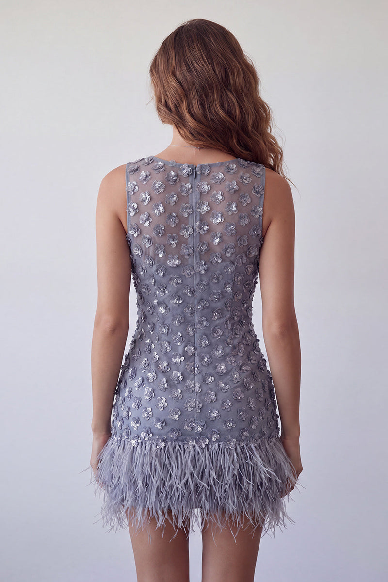 Laden Sie das Bild in den Galerie-Viewer, Staubiges lavendelfarbenes Rundhals-Bodycon-Kurzblumen-Homecoming-Kleid mit Feder