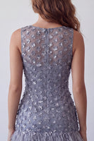 Laden Sie das Bild in den Galerie-Viewer, Staubiges lavendelfarbenes Rundhals-Bodycon-Kurzblumen-Homecoming-Kleid mit Feder